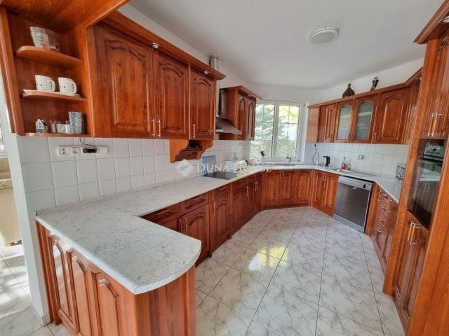 Eladó családi ház, Kápolnásnyéken 199 M Ft, 6 szobás