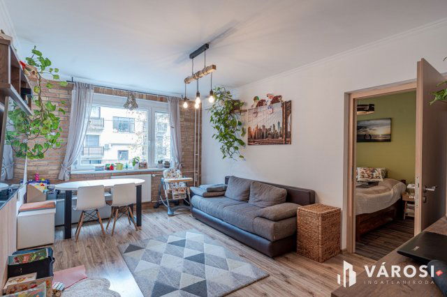 Eladó panellakás, Szegeden 71.75 M Ft, 4 szobás