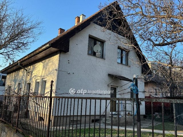 Eladó családi ház, Dunaújvárosban 67 M Ft, 7 szobás