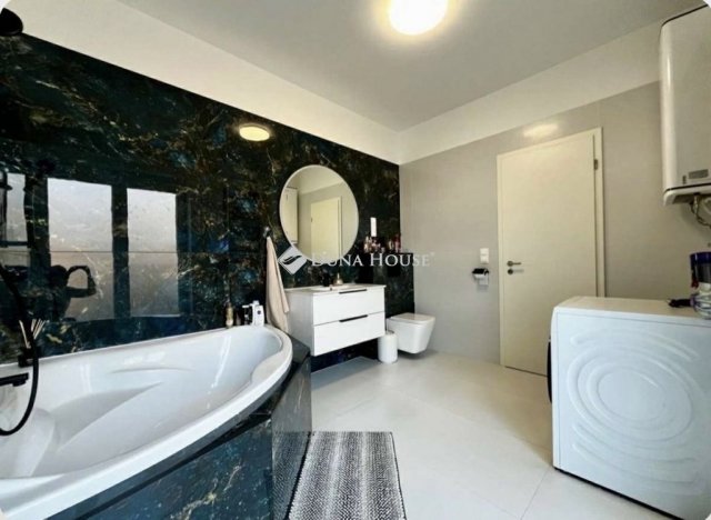 Eladó téglalakás, Pécsett 66.9 M Ft, 2 szobás