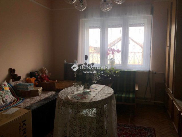 Eladó családi ház, Csemőn 29.9 M Ft, 4 szobás
