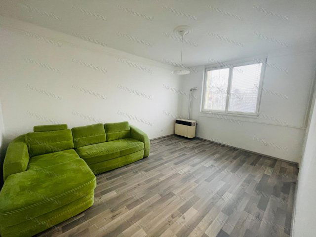 Eladó téglalakás, Komáromban 29.99 M Ft, 1 szobás