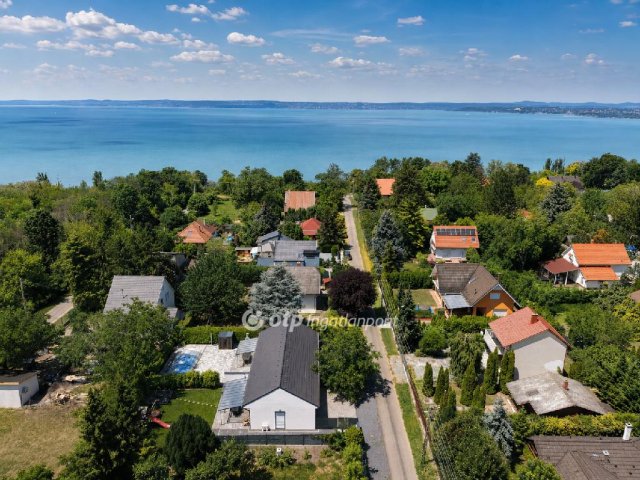 Eladó ikerház, Balatonvilágoson 100 M Ft, 3 szobás