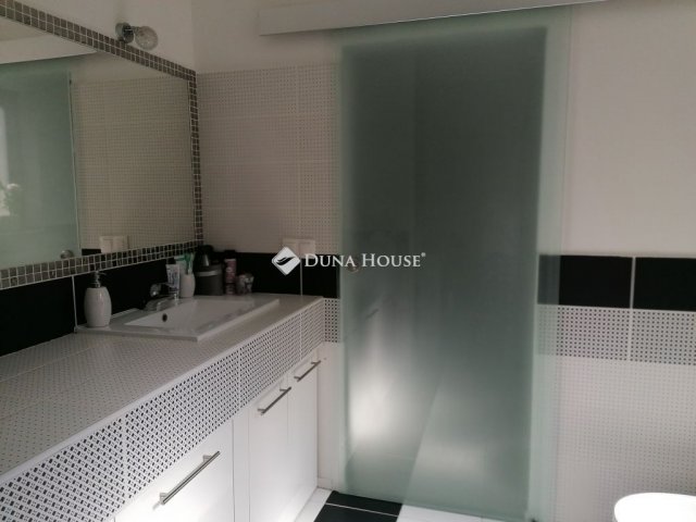 Eladó családi ház, Pécsett 94.99 M Ft, 2 szobás