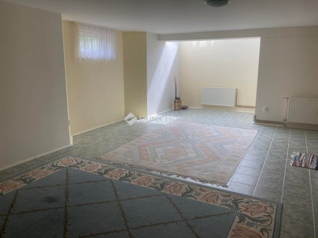 Eladó családi ház, Vácon 275 M Ft, 8 szobás