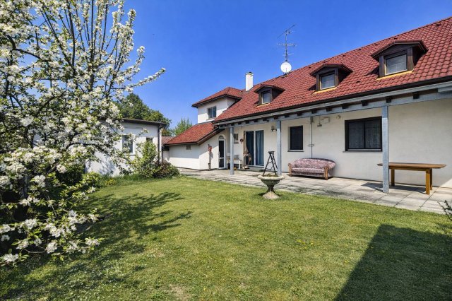 Eladó családi ház, Lipóton 159 M Ft, 14 szobás