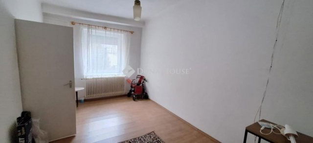 Eladó téglalakás, Mohácson 23 M Ft, 3 szobás