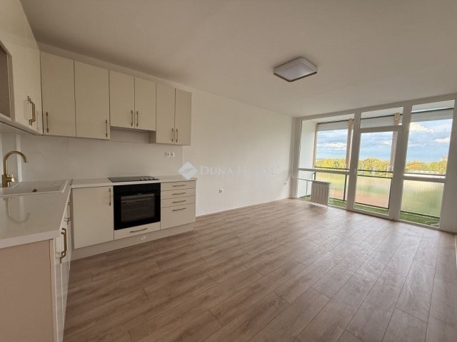 Eladó panellakás, Pécsett 64.9 M Ft, 3 szobás