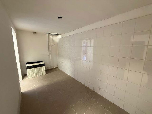 Eladó üzlethelyiség, Budapesten, IX. kerületben, Gát utcában