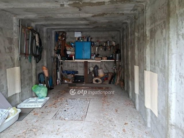 Eladó téglalakás, Pécsett 39 M Ft, 2 szobás