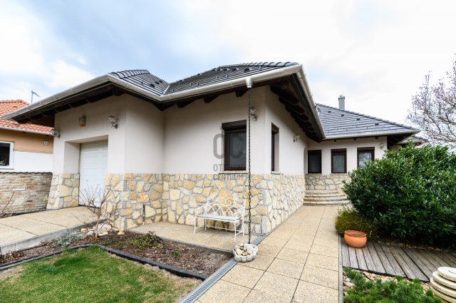 Eladó családi ház, Százhalombattán 210.5 M Ft, 7 szobás