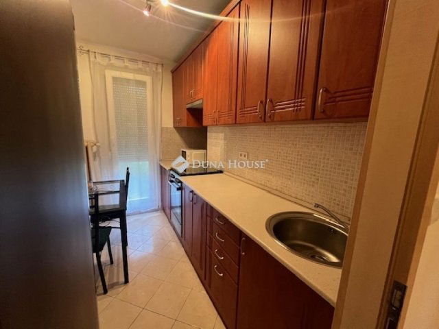 Kiadó panellakás, albérlet, Pécsett 180 E Ft / hó, 2 szobás