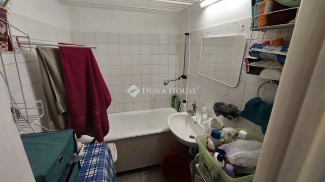 Eladó panellakás, Pécsett 40.5 M Ft, 2 szobás