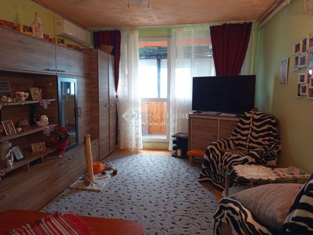 Eladó panellakás, Komlón 19.9 M Ft, 3 szobás