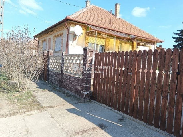 Eladó családi ház, Tápiószecsőn 49.5 M Ft, 7 szobás