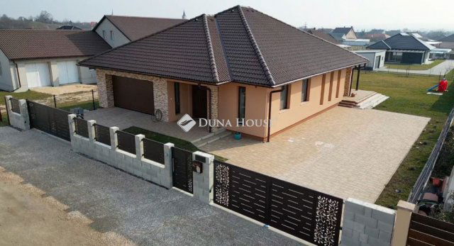 Eladó családi ház, Veszprémben 162.9 M Ft, 4 szobás