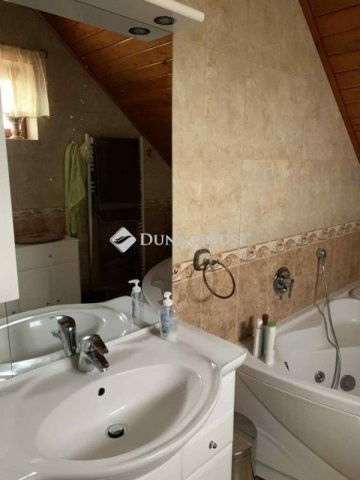 Eladó családi ház, Vecsésen 149.9 M Ft, 5 szobás