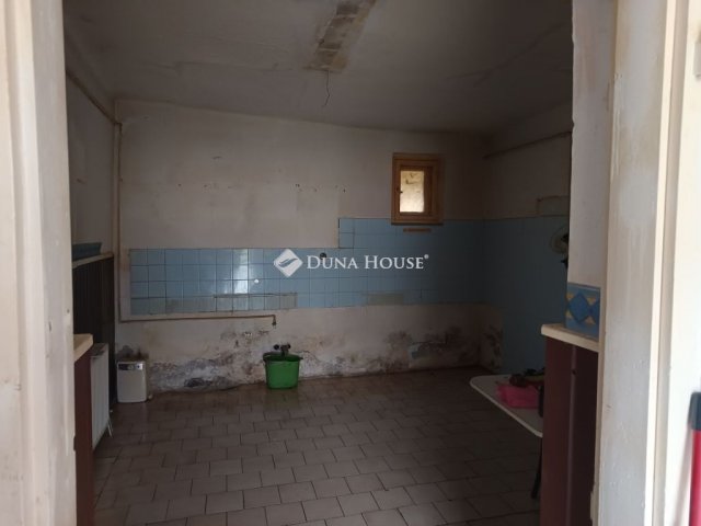 Eladó családi ház, Udvaron 8 M Ft, 4 szobás
