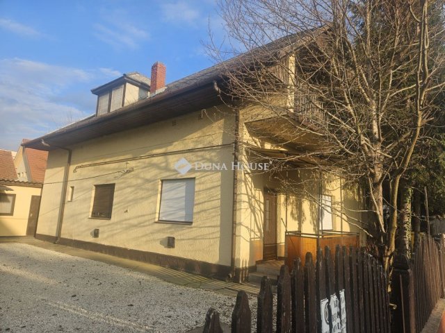 Eladó családi ház, Balatonlelleén 250 M Ft, 8 szobás