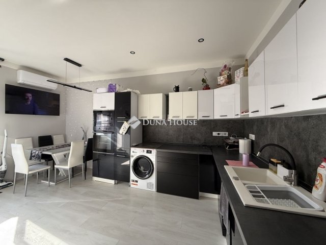 Eladó téglalakás, Lábatlanon 38.9 M Ft, 2 szobás