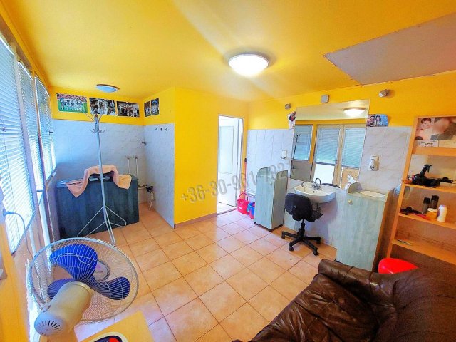Eladó üzlethelyiség, Sarkadon 2.2 M Ft, 1 szobás