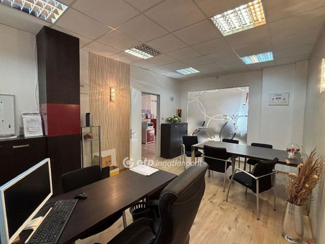 Kiadó üzlethelyiség, Békéscsabán 300 E Ft / hó, 2 szobás