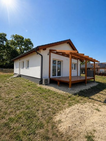 Eladó családi ház, Naszályon 88 M Ft, 3 szobás
