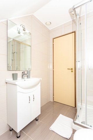 Eladó családi ház, Abaligeten 139 M Ft, 8 szobás