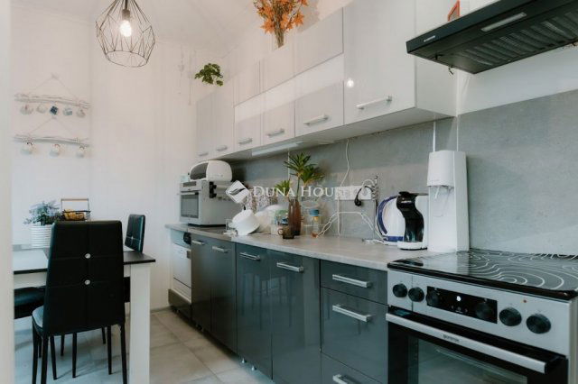 Eladó panellakás, Veszprémben 66.9 M Ft, 3 szobás