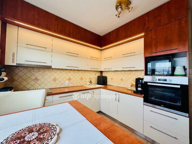 Eladó panellakás, Debrecenben 74.9 M Ft, 4 szobás