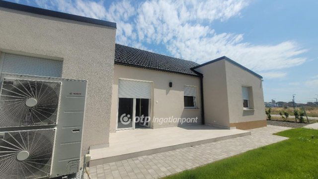 Eladó téglalakás, Jászberényben 75 M Ft, 3 szobás