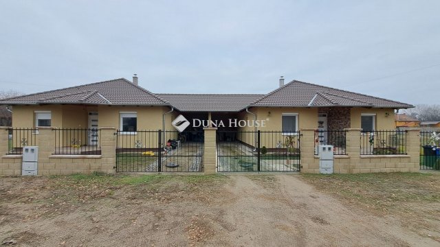 Eladó ikerház, Nyáregyházán 84 M Ft, 4 szobás