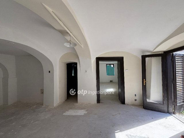 Eladó családi ház, Pápán 20.9 M Ft, 3 szobás