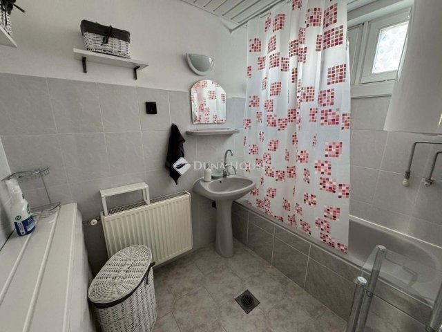 Eladó családi ház, Pécsett 69.9 M Ft, 9 szobás