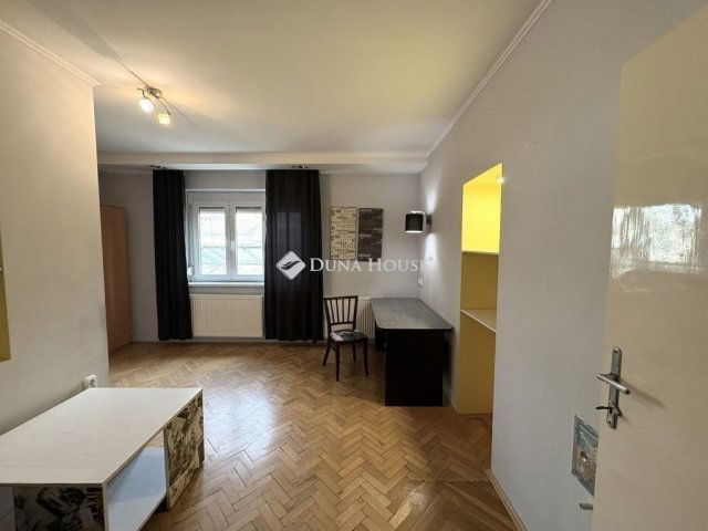 Eladó téglalakás, Szegeden 88 M Ft, 4 szobás