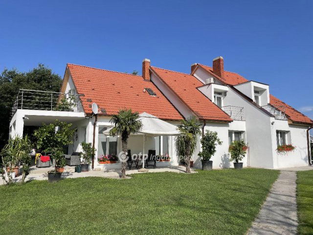 Eladó családi ház, Balatonbogláron 424.2 M Ft, 12 szobás