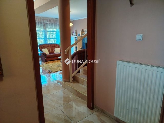 Eladó téglalakás, Székesfehérvárott 108 M Ft, 3 szobás