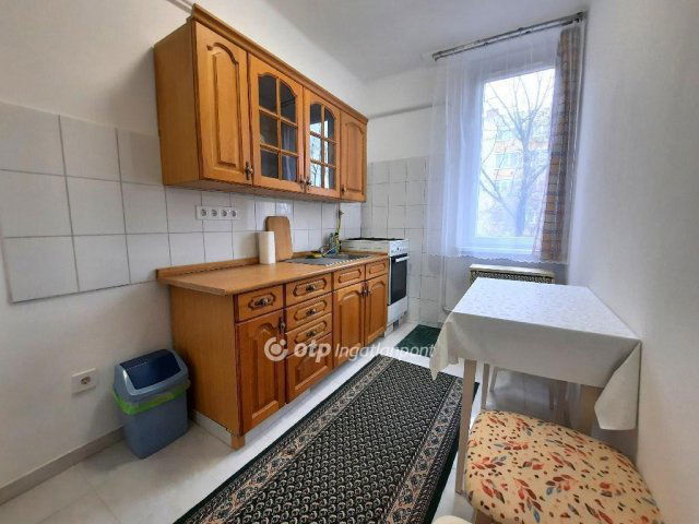 Eladó téglalakás, Szolnokon 33.9 M Ft, 1 szobás