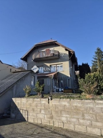 Eladó családi ház, Pécsett 179 M Ft, 8 szobás