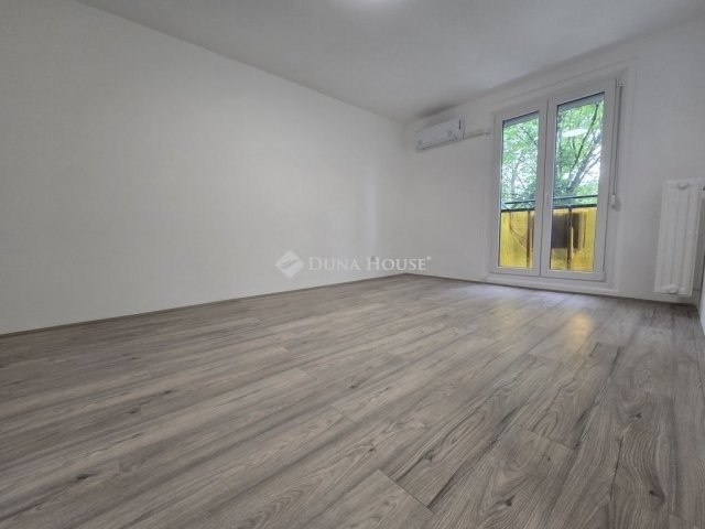 Eladó panellakás, Pécsett 46.999 M Ft, 2 szobás