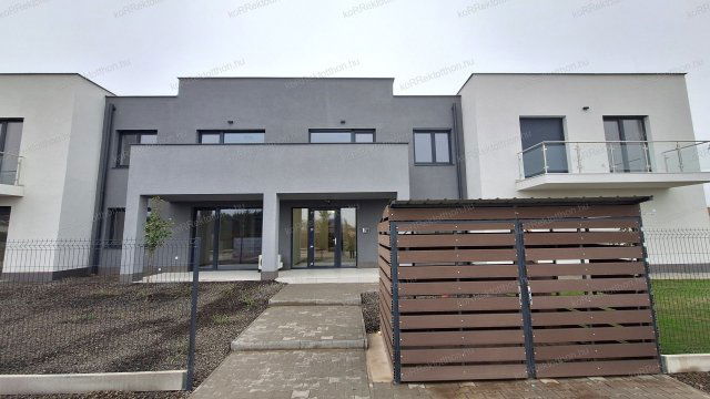 Eladó téglalakás, Jászberényben 74.7 M Ft, 3 szobás