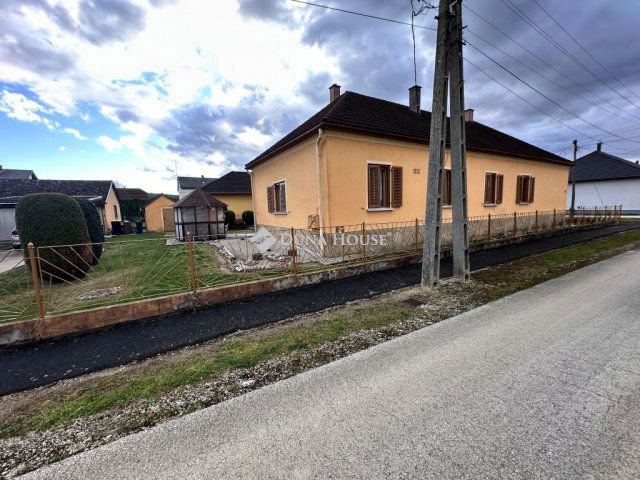 Eladó családi ház, Szentgotthárdon 54.5 M Ft, 4+1 szobás