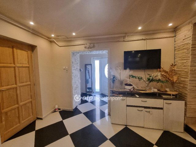 Eladó családi ház, Pápán 25.99 M Ft, 2 szobás