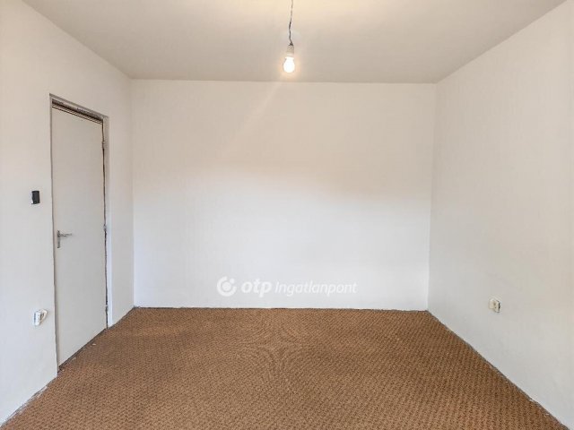 Eladó panellakás, Komlón 19.5 M Ft, 2 szobás