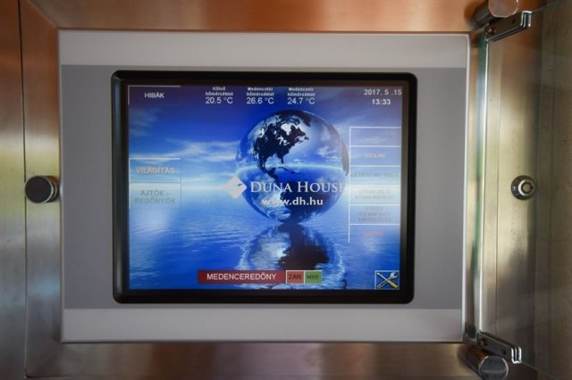 Eladó családi ház, Orosházán 1347.5 M Ft, 10 szobás