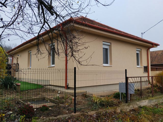 Eladó családi ház, Vácegresen 89.9 M Ft, 2 szobás