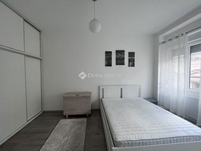 Kiadó téglalakás, albérlet, Pécsett, János utcában, 3 szobás