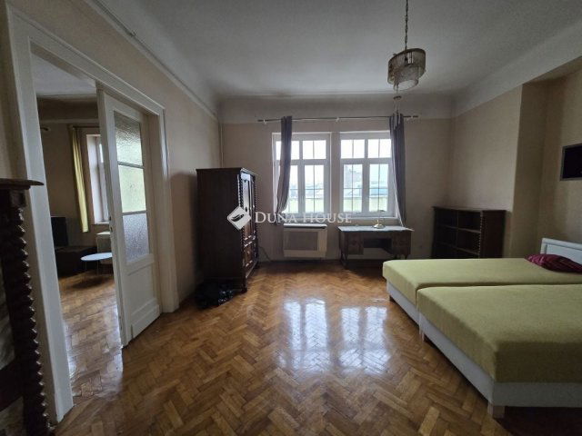 Eladó téglalakás, Pécsett 89.9 M Ft, 4 szobás