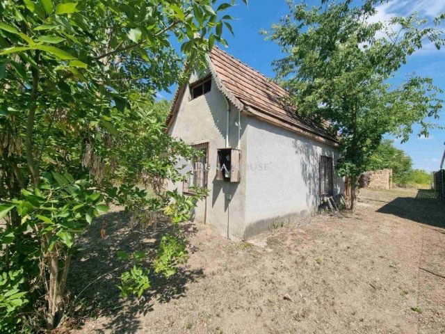 Eladó nyaraló, Tóalmáson 6.5 M Ft, 3 szobás