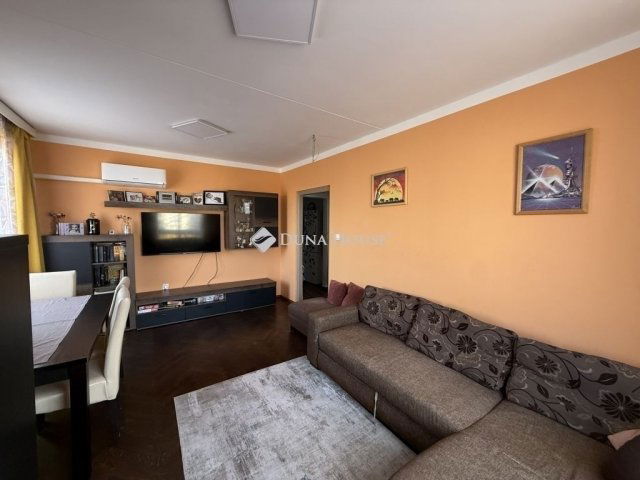 Eladó panellakás, Pécsett 61.99 M Ft, 3 szobás